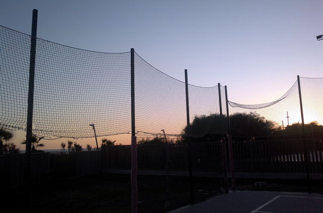Xarxes despenjades a la pista esportiva del Centre Cívic de Gavà Mar (23 de Novembre de 2011)